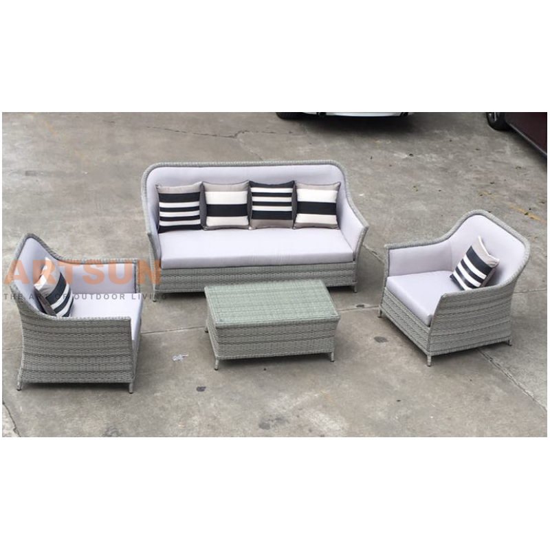 Conjunto de sofás de ratán para ocio al aire libre con cojines y mesa de centro