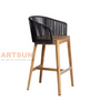 Elegante silla de bar de madera de teca para exteriores con reposabrazos de cuerda tejida para patio resort y bar en la azotea