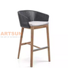 Elegante silla de bar de madera de teca para exteriores con reposabrazos de cuerda tejida para patio resort y bar en la azotea