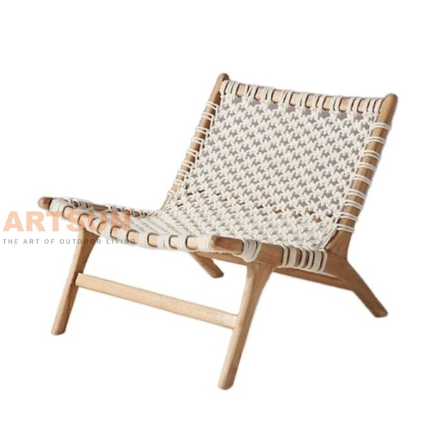 Sillón de cuerda tejida para exteriores con estructura de madera de teca