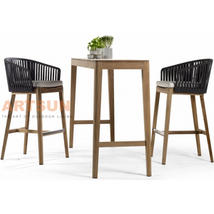 Elegante silla de bar de madera de teca para exteriores con reposabrazos de cuerda tejida para patio resort y bar en la azotea