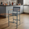 Silla de bar para exteriores con respaldo de tela Teslin y apoyabrazos con detalles en teca