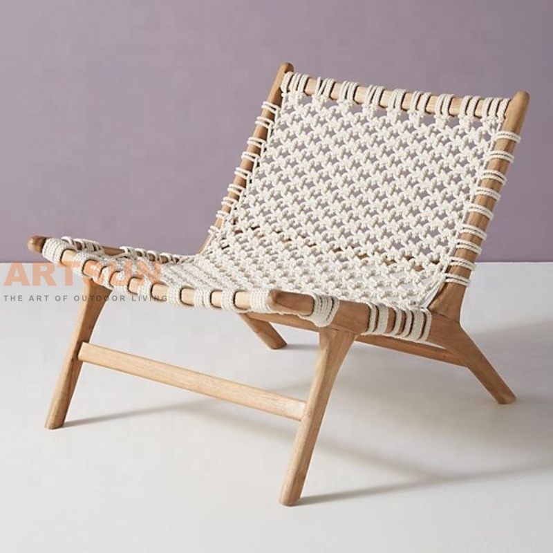 Sillón de cuerda tejida para exteriores con estructura de madera de teca