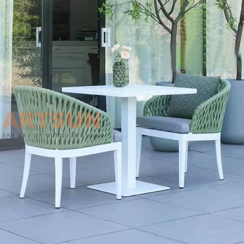 Sillas de comedor de ratán con mesa de centro 