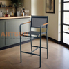 Silla de bar para exteriores con respaldo de tela Teslin y apoyabrazos con detalles en teca