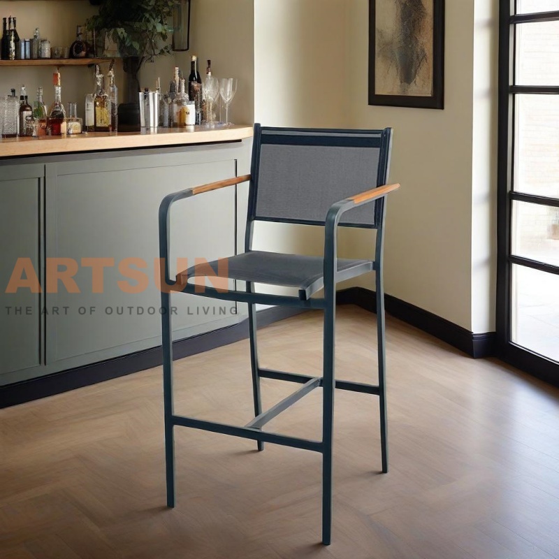 Silla de bar para exteriores con respaldo de tela Teslin y apoyabrazos con detalles en teca