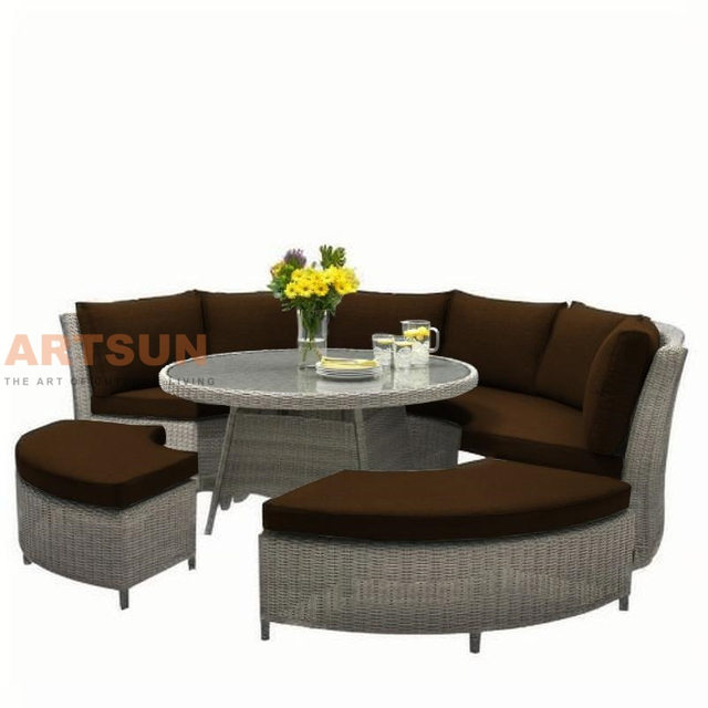 Sofá de comedor de ratán al aire libre con cojines y mesa redonda